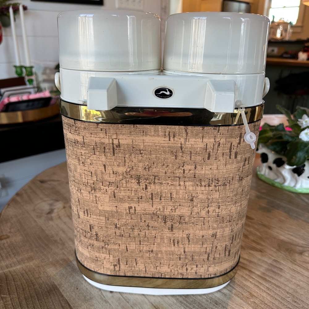 Kraftware Vintage twin thermos pump in working condition.